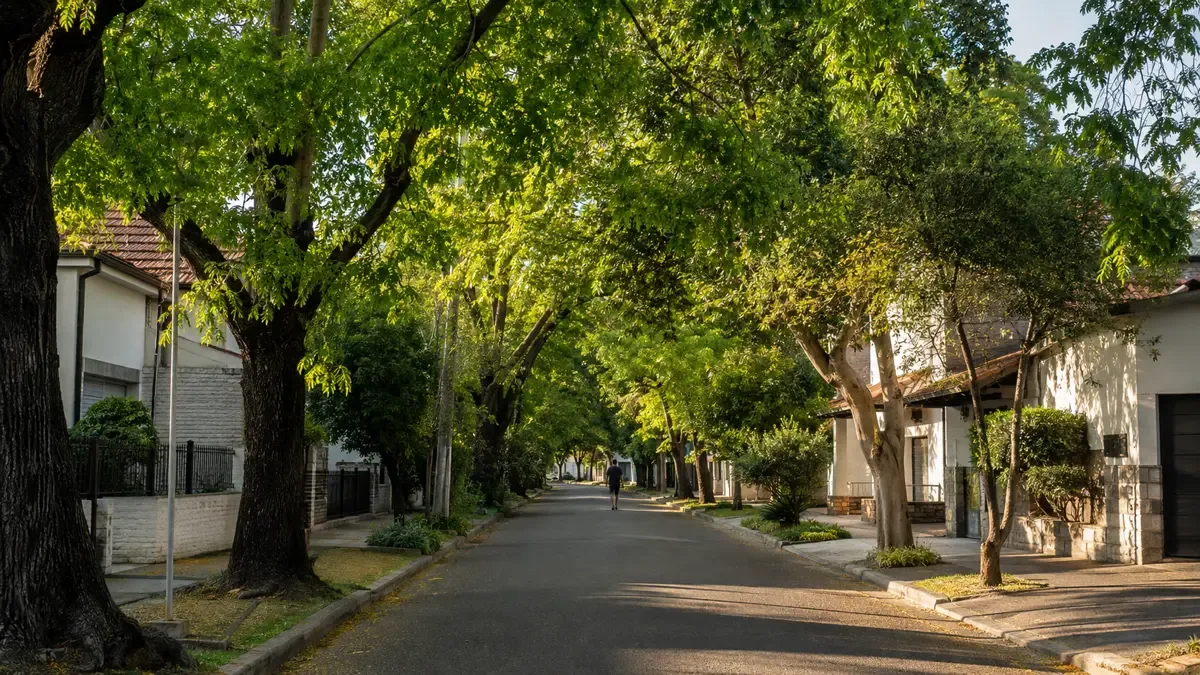 Banfield para recorrer sus calles arboladas con calma