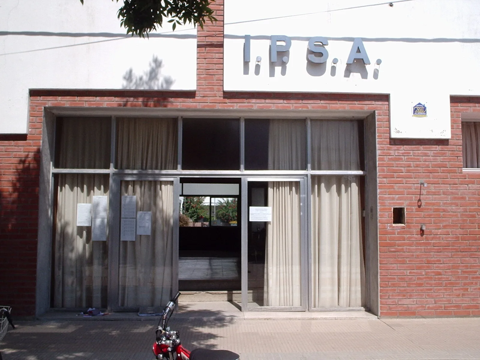 Escándalo en escuela de Lomas de Zamora: alumnos crearon desnudos falsos con IA de compañeras