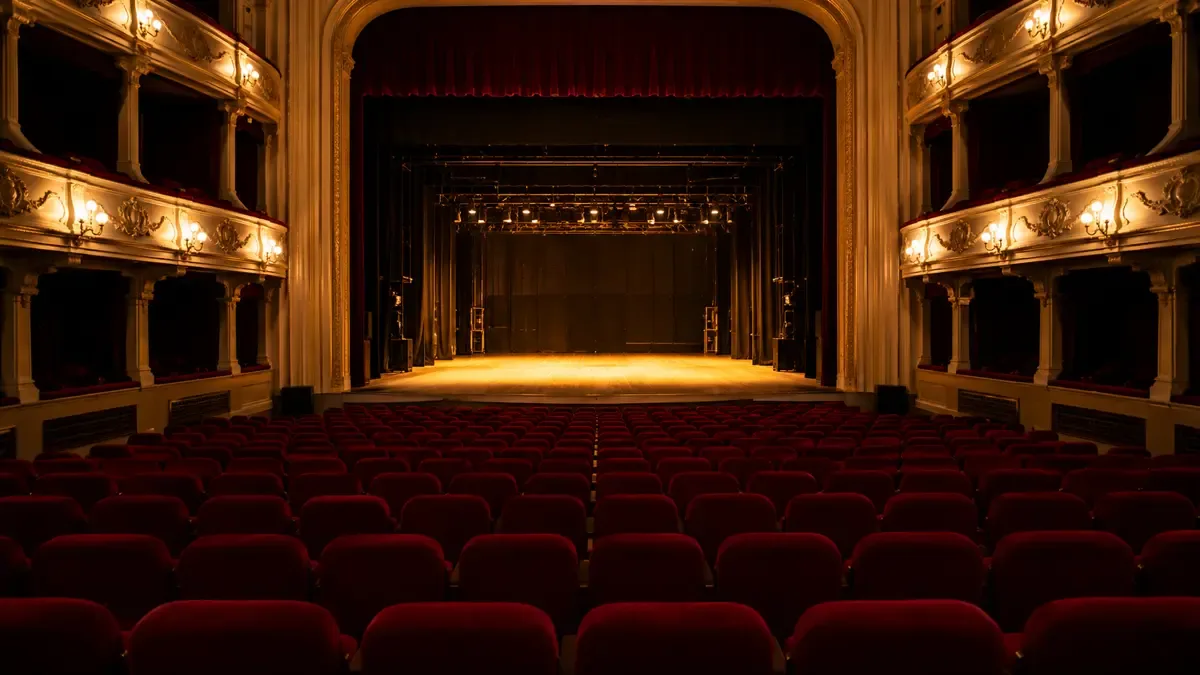 Sala de teatro municipal con butacas y escenario iluminado antes de una función